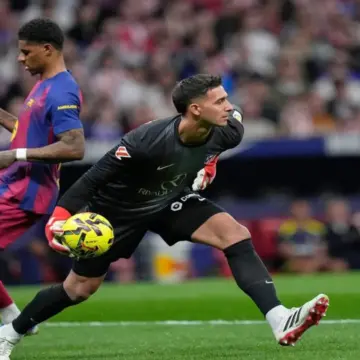 حارس أتلتيكو مدريد ينذر برشلونة قبل صدام دوري أبطال أوروبا: فزتم بالحظ